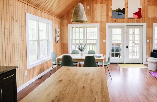 Arnes Cabina | Bowerbird Stays Bright and Playful Cabin