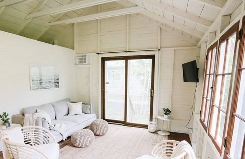 Winnipeg Beach Cabina | Bowerbird Stays Bright and Beachy Vintage Cabin