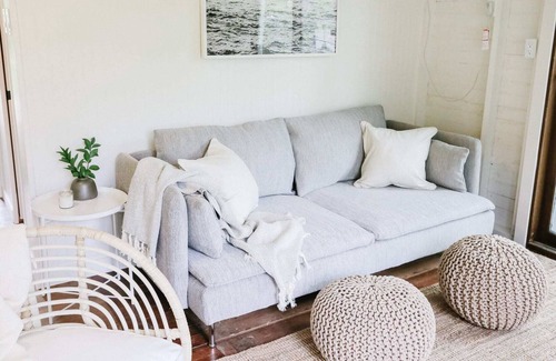Winnipeg Beach Cabina | Bowerbird Stays Bright and Beachy Vintage Cabin