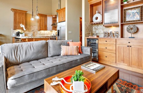 Southeast Boise Condominio | Bown Crossing Condo w/ 2 Bikes! Steps to Boise River/Greenbelt & ALL THE SHOPS! >10 min to Downtown!