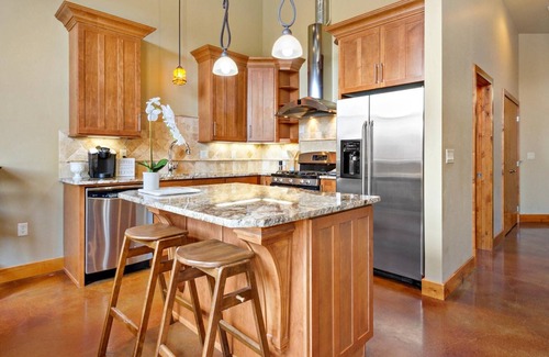 Southeast Boise Condominio | Bown Crossing Condo w/ 2 Bikes! Steps to Boise River/Greenbelt & ALL THE SHOPS! >10 min to Downtown!