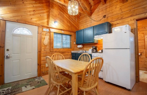 Bear Creek Cabina | Box Canyon Cabin Bear's Den Cabin - 2 bed, WI-FI