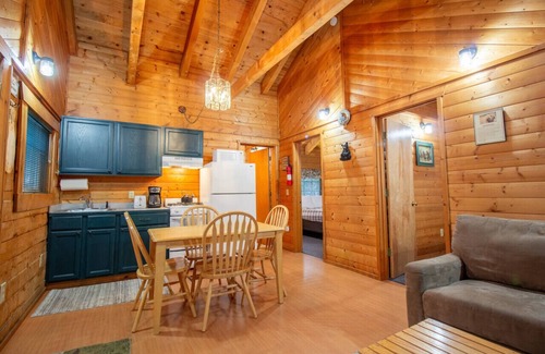 Bear Creek Cabina | Box Canyon Cabin Bear's Den Cabin - 2 bed, WI-FI