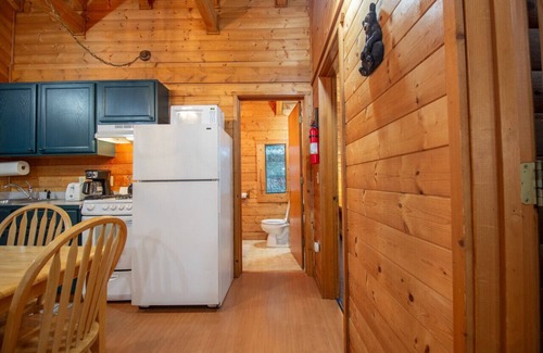 Bear Creek Cabina | Box Canyon Cabin Bear's Den Cabin - 2 bed, WI-FI
