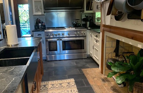 Mount Vernon Apartamento | Boyd Harvey Main House And Carriage House 4 Bedroom Home by RedAwning