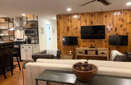 Mount Vernon Apartamento | Boyd Harvey Main House And Carriage House 4 Bedroom Home by RedAwning