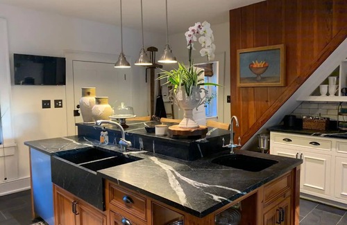 Mount Vernon Apartamento | Boyd Harvey Main House And Carriage House 4 Bedroom Home by RedAwning