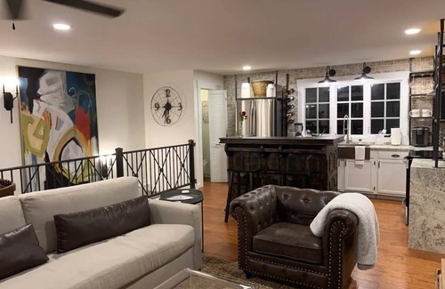 Mount Vernon Apartamento | Boyd Harvey Main House And Carriage House 4 Bedroom Home by RedAwning
