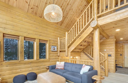Boyne Falls Cabina | Boyne Mountain Cabin w/ garage close to golf, ski in/out clean, cozy & stylish!