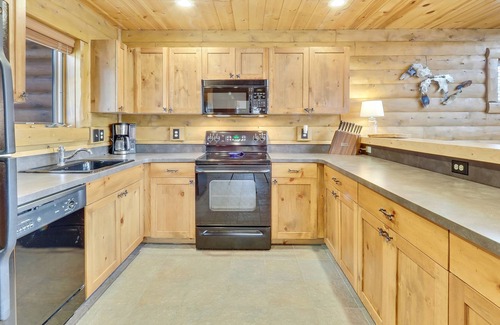 Boyne Falls Cabina | Boyne Mountain Cabin w/ garage close to golf, ski in/out clean, cozy & stylish!