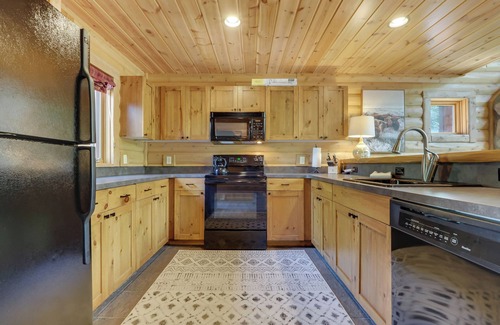 Boyne City Cabina | Boyne Mountain Cabin 4 Bedrooms garage and hot tub clean and cozy