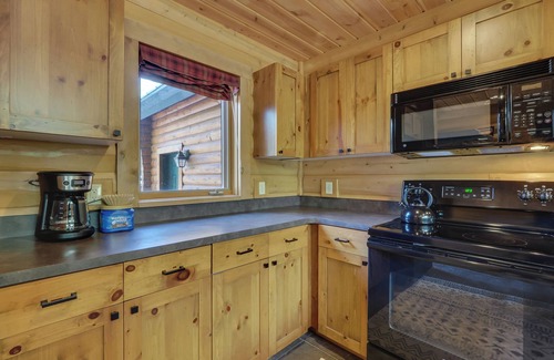 Boyne City Cabina | Boyne Mountain Cabin 4 Bedrooms garage and hot tub clean and cozy