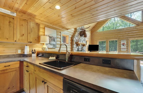 Boyne City Cabina | Boyne Mountain Cabin 4 Bedrooms garage and hot tub clean and cozy