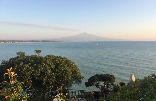 Costa Saracena-Castelluccio Villa | Villa Carmela - Impresionantes vistas del mar y el volcán Etna y la piscina.