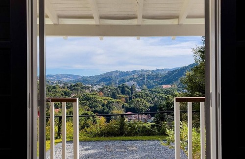 Campos do Jordao Cabina | Casa Blanca em Condomínio Fechado no Capivari Para Toda Família e pet