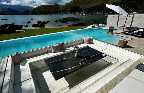 Mambucaba Casa | Mansion on the sand, private beach, heated jacuzzi, wet bar