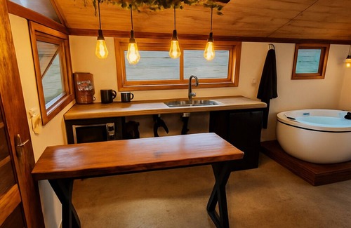 Itapecerica da Serra Chalet De Esquí | Orchid Chalet with Jacuzzi, swimming pool, fireplace, bonfire, private backyard