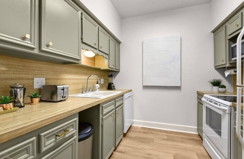Mid City South Casa | BR Stylish Retreat w/ Fenced Patio! 2K Lux Stay!