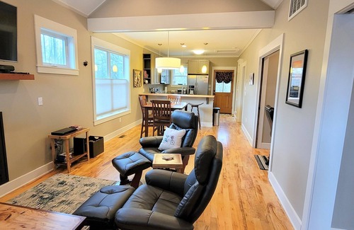 Brevard Casa | Bracken Bungalow - Cozy retreat a short stroll from downtown Brevard