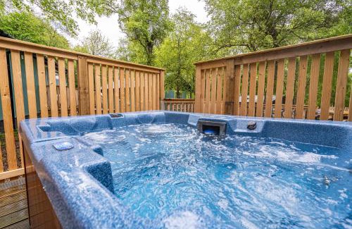 East Lewiston Casa | Bracken Lodge 7 with Hot Tub