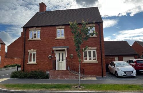 Brackley Casa | Brackley near Silverstone Grand Prix 3 double bed family home