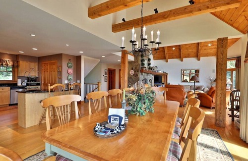 Ludlow Apartamento | Gorgeous Solitude Home with Direct Ski Access and Hot Tub