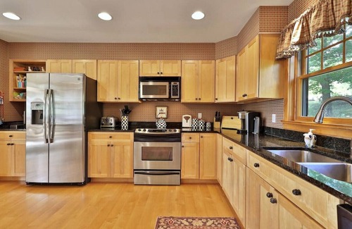 Ludlow Apartamento | Gorgeous Solitude Home with Direct Ski Access and Hot Tub