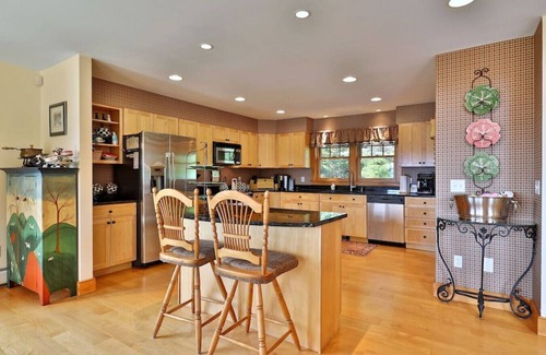 Ludlow Apartamento | Gorgeous Solitude Home with Direct Ski Access and Hot Tub