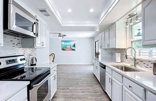 Palma Sola Casa | Bradenton Retreat: 4BR/2BA w/Pool & Mini Golf