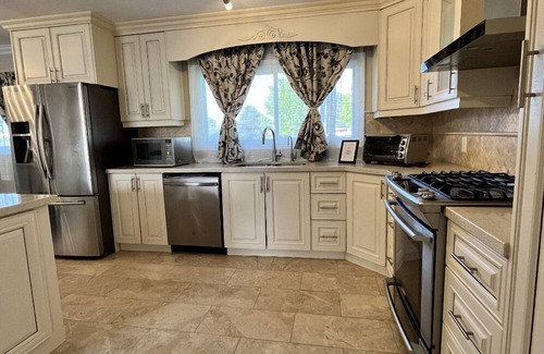 Bradford West Gwillimbury Casa | Bradford Ontario spacious modern farmhouse main floor