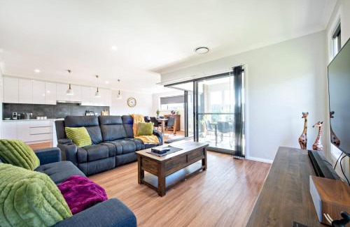 Dubbo Casa | Bradford House - Sleek & Modern, Serene Escape