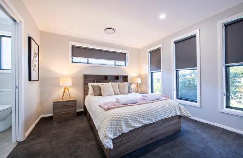 Dubbo Casa | Bradford House - Sleek & Modern, Serene Escape