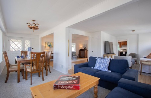 Bradley Beach Casa | Bradley Beach Escape: 4BR, 2BA Pool, lake view, & 1.5 blks to beach!