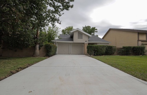 George Bush Park/Eldridge Casa | Braes Place | King Suite, Pool Table, Wet Bar, Fast Wifi, Spacious Yard w/ Grill