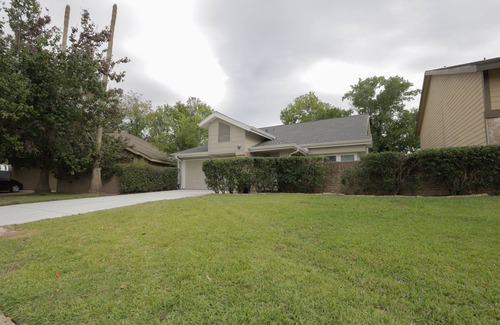 George Bush Park/Eldridge Casa | Braes Place | King Suite, Pool Table, Wet Bar, Fast Wifi, Spacious Yard w/ Grill
