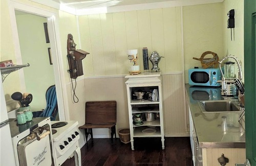 Westlake Cabina | Brakeman's Bay - Charming Lakefront Studio - Wheelchair Accessible
