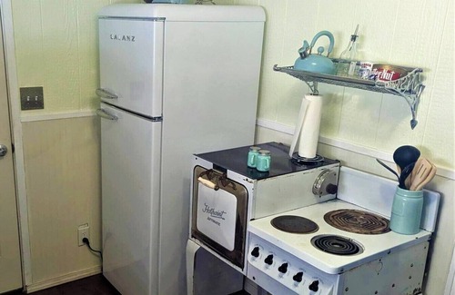 Westlake Cabina | Brakeman's Bay - Charming Lakefront Studio - Wheelchair Accessible
