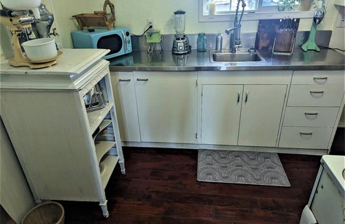 Westlake Cabina | Brakeman's Bay - Charming Lakefront Studio - Wheelchair Accessible