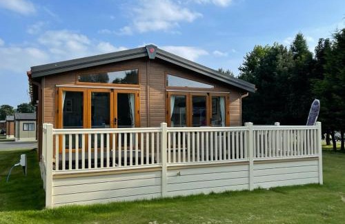 Allerthorpe Casa | Bramble Lodge with Hot Tub