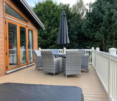 Allerthorpe Casa | Bramble Lodge with Hot Tub