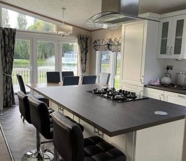 Allerthorpe Casa | Bramble Lodge with Hot Tub