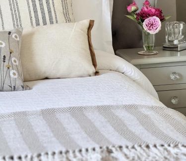 Sidlesham Casa | 'BRAMLEY FALL COTTAGE' ' ON SITE EV POINT - Attached Cottage,3 Separate Bedrooms -1 on ground level, SLEEPS 6, 2 Bathrooms, Sandy Wittering Beach 8min drive, Rural Location, Child friendly, Small Breed Dog Friendly, Private Parking