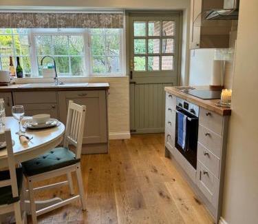 Sidlesham Casa | 'BRAMLEY FALL COTTAGE' ' ON SITE EV POINT - Attached Cottage,3 Separate Bedrooms -1 on ground level, SLEEPS 6, 2 Bathrooms, Sandy Wittering Beach 8min drive, Rural Location, Child friendly, Small Breed Dog Friendly, Private Parking