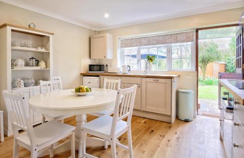 Sidlesham Casa | 'BRAMLEY FALL COTTAGE' ' ON SITE EV POINT - Attached Cottage,3 Separate Bedrooms -1 on ground level, SLEEPS 6, 2 Bathrooms, Sandy Wittering Beach 8min drive, Rural Location, Child friendly, Small Breed Dog Friendly, Private Parking