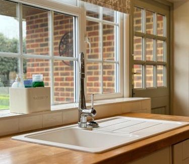 Sidlesham Casa | 'BRAMLEY FALL COTTAGE' ' ON SITE EV POINT - Attached Cottage,3 Separate Bedrooms -1 on ground level, SLEEPS 6, 2 Bathrooms, Sandy Wittering Beach 8min drive, Rural Location, Child friendly, Small Breed Dog Friendly, Private Parking