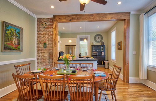 West Side Historic District Casa | Casa Bramley: 3 Blk. Camina hasta DWTN Hendersonville-restaurado con amor
