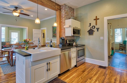 West Side Historic District Casa | Casa Bramley: 3 Blk. Camina hasta DWTN Hendersonville-restaurado con amor