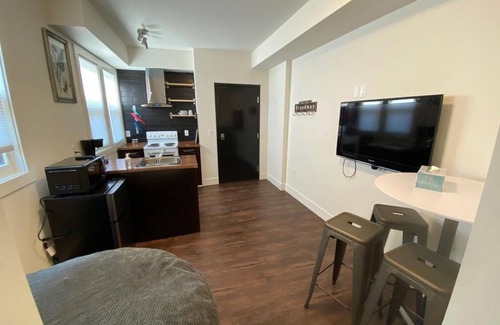 North Central Edmonton Apartamento | Brand New 1 Br 1 Bath Close To All Walkable