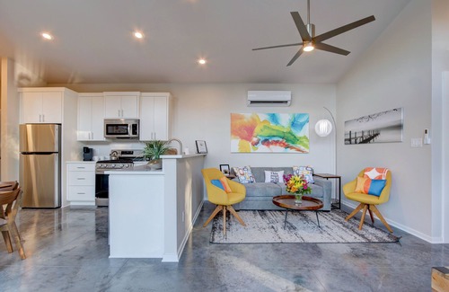 Mid America Casa | BRAND NEW 2/2 lakefront home w/lrg deck; hot tub; outdoor fire pit & game room!