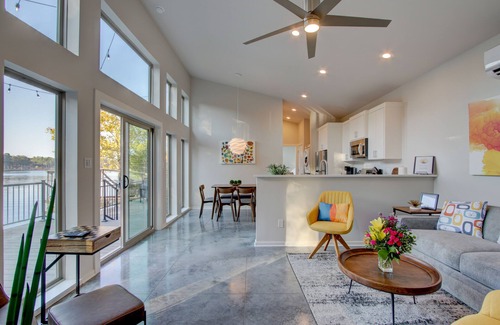 Mid America Casa | BRAND NEW 2/2 lakefront home w/lrg deck; hot tub; outdoor fire pit & game room!